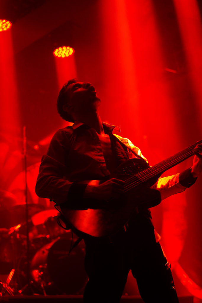 Le guitariste de La Petite Fumée joue su la Main Stage