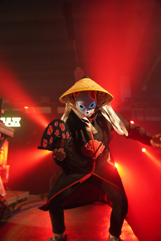 Une personne déguisée en animé japonais danse sur la Solar Stage