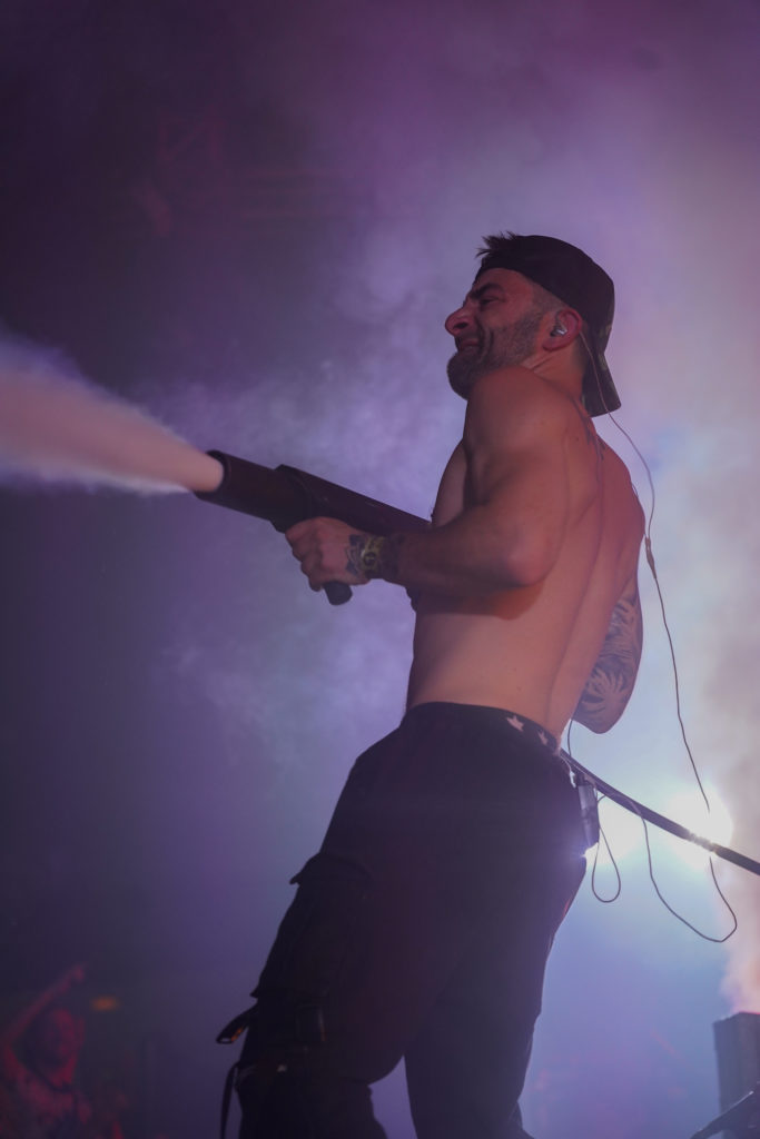 Le chanteur de Le P'tite Fumée utilise un canon de CO2 pour mettre de la fumée sur le public