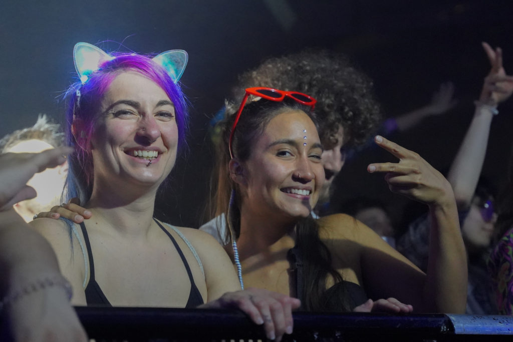 2 festivalières posent. L'un avec des oreilles colorées, l'autres avec des lunettes de soleil rouge