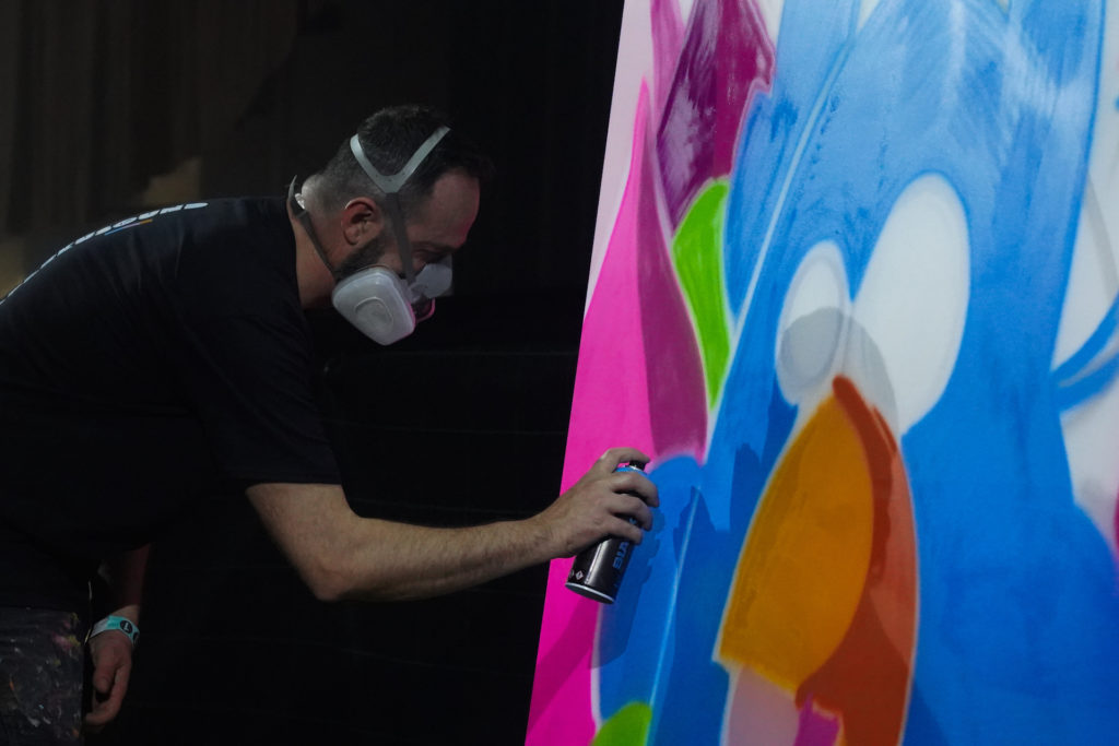 L'artiste Pec utilise une bombe de peinture pour faire un graph