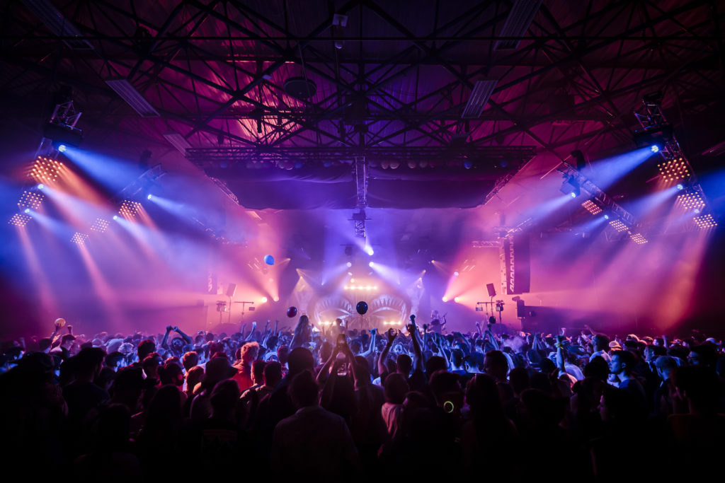 La fosse de la Main Stage danse sur la Petite Fum&eacute;e