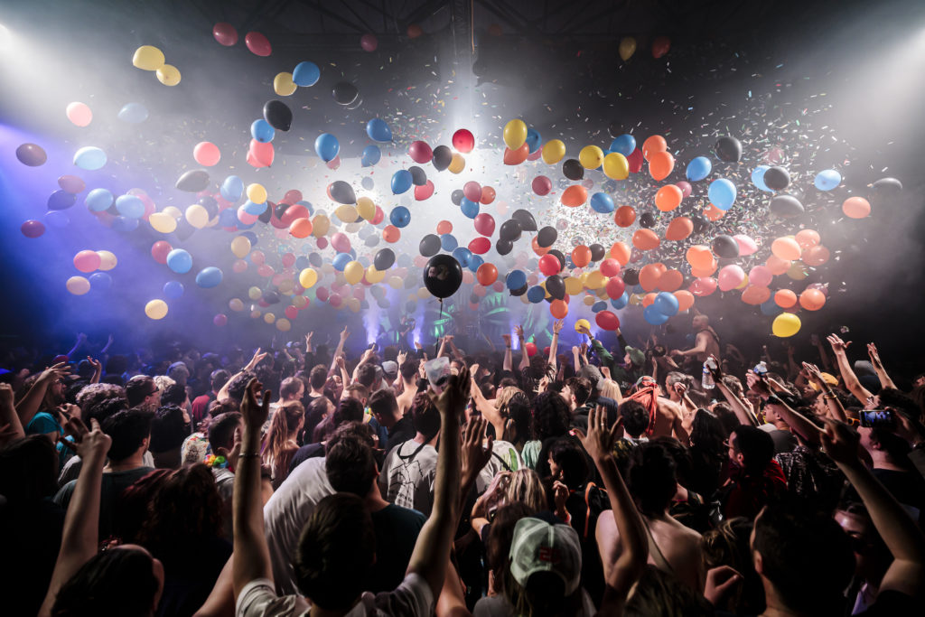 Des centaines de ballons tombent du plafond vers la fosse de la Main Stage