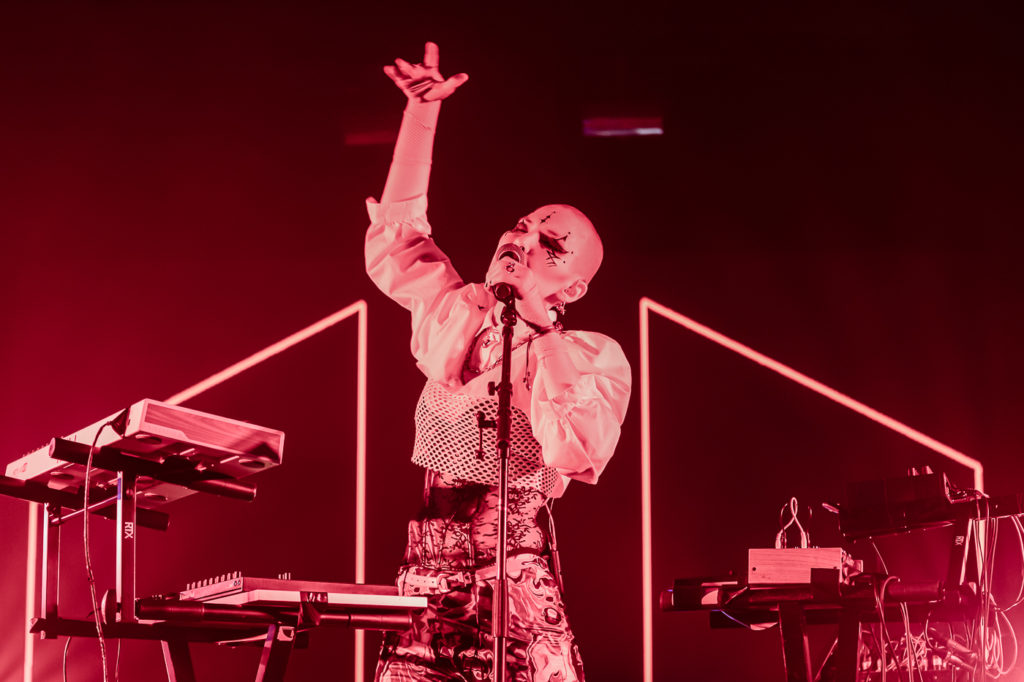 L'artiste Citron Sucr&eacute; est en train de chanter au micro sur la Main Stage du festival