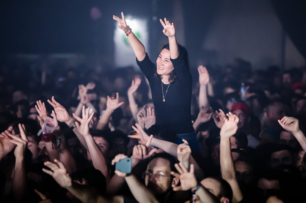 Une personne sur les &eacute;paules tend les bras vers le haut.