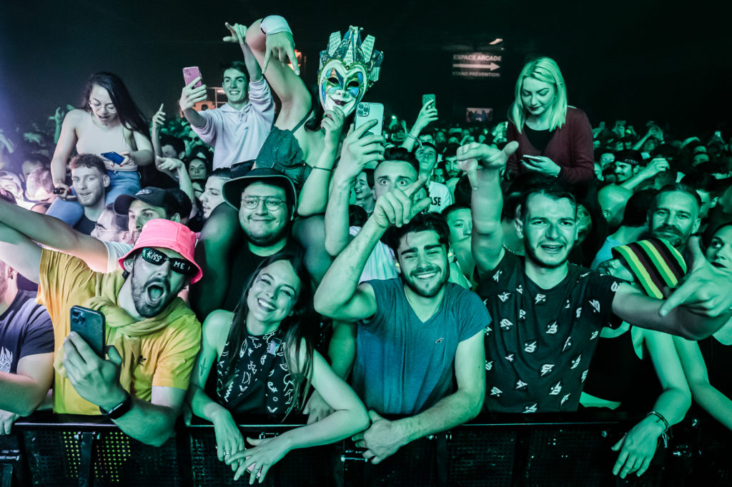 Un groupe de festivalier prend la pose devant la Main Stage du festival