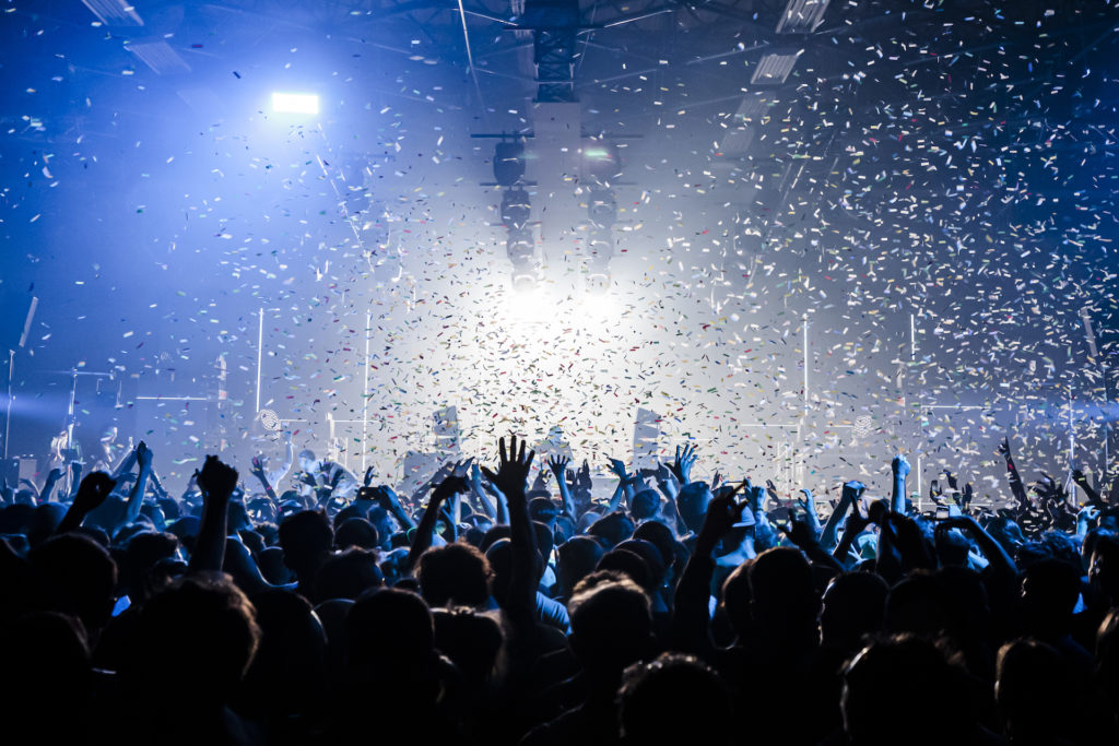 Des confettis tombent sur une foule en d&eacute;lire