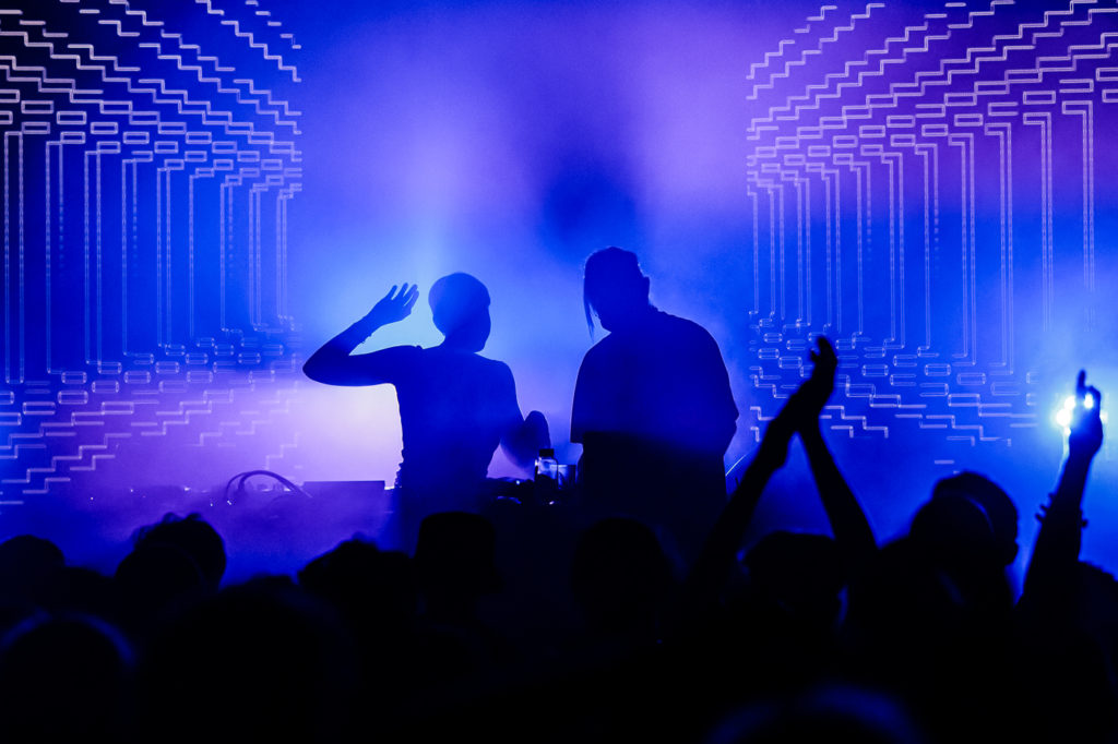 Vue de deux artistes pendant le festival