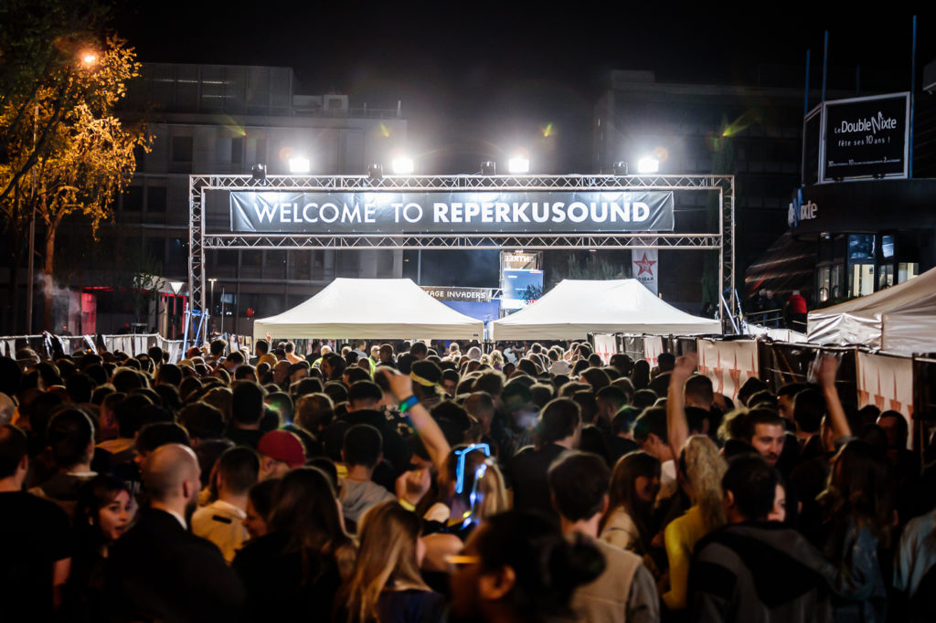 Vue du public faisant la queue pour entrer dans le Reperkusound 2022